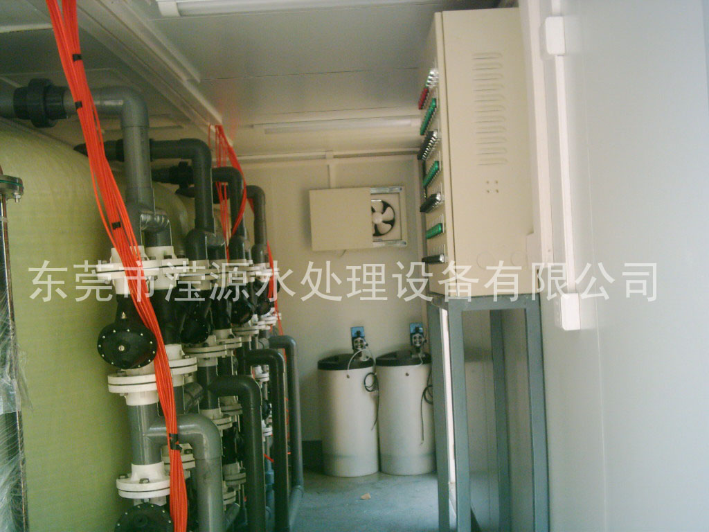 /></p><p>“中國(guó)海監(jiān)3015”船1500噸級(jí)，2012年9月開工建造，2014年1月在廣州交船，3月28日剛剛開回天津。“中國(guó)海監(jiān)3015”船是我國(guó)首艘交付使用的省級(jí)較大噸位維權(quán)執(zhí)法專用船。</p><p>“中國(guó)海監(jiān)3015”船不但配備了通導(dǎo)、強(qiáng)聲強(qiáng)光、高壓水炮和光電取證直升機(jī)飛行甲板等優(yōu)秀設(shè)備，具有過硬的海洋環(huán)保執(zhí)法能力，而且本身在設(shè)計(jì)上就十分環(huán)保，從自身杜絕了海洋五大污染源之一的船舶污染。</p><p>    該船較大限度實(shí)現(xiàn)節(jié)能減排，同時(shí)設(shè)置了反滲透海水淡化裝置，每天能提供10噸生活淡水。工作生活污水、廢熱水和垃圾都能夠在船內(nèi)特定設(shè)備上進(jìn)行回收或循環(huán)利用，不會(huì)傾倒污染海水。</p><p>    中國(guó)海監(jiān)天津市總隊(duì)總隊(duì)長(zhǎng)吳樹軍介紹，“中國(guó)海監(jiān)3015”船的正式入列，極大提升本市海洋行政執(zhí)法能力，有效查處違法使用海域、損害海洋環(huán)境和資源、破壞海洋公共設(shè)施等行為。</p><p>    “中國(guó)海監(jiān)3015”船由中船重工第701研究所設(shè)計(jì)，2012年9月21日在中船黃埔文沖造船有限公司開工建造。該船總長(zhǎng)88.9米，型寬12.2米，設(shè)計(jì)排水量1750噸，定員50人，續(xù)航力為5000海里，自持力為40晝夜，設(shè)計(jì)航速不小于20節(jié)，并配有直升機(jī)飛行甲板及艦面系統(tǒng)。該船的設(shè)計(jì)和建造綜合考慮了海上執(zhí)法取證、航行安全、海上救助和消防、生活居住等要素，布局合理、外形整體協(xié)調(diào)流暢、功能完備，配置了通導(dǎo)、強(qiáng)聲強(qiáng)光、高壓水炮、光電取證等優(yōu)秀設(shè)備，設(shè)置了直升機(jī)起降平臺(tái)及助降設(shè)備。該船在節(jié)能環(huán)保方面亮點(diǎn)頗多：船上設(shè)置<a href=http://m.fangongdi.cn/products/>反滲透海水淡化裝置</a>，每天能提供10噸生活淡水。設(shè)置有兩臺(tái)處理能力3000L/天的<a href=http://m.fangongdi.cn/chunshuishebei/>生活污水處理裝置</a>，工作生活污水能得到及時(shí)有效地處理。通過冷卻水廢熱供熱單元、多功能換熱單元和熱水/電輔雙熱源熱水爐實(shí)現(xiàn)廢熱水可循回利用。</p><p> </p></div>
						<div   id=
