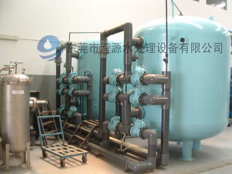  width=580 height=460 /><br /></div><div>應(yīng)用范圍：系列全自動(dòng)軟水器：可廣泛應(yīng)用于蒸汽鍋爐、熱水鍋爐、交換器、蒸發(fā)冷凝器、空調(diào)、直燃機(jī)等系統(tǒng)的補(bǔ)給水的軟化。還可用于賓館、飯店、寫字樓、公寓、家居等生活用水的處理及食品、飲料、釀酒、工業(yè)鍋爐、熱交換器、空調(diào)、洗衣、印染、化工、醫(yī)藥、沐浴設(shè)備及食品、制藥、電子等行業(yè)的軟化水處理</div><div><br /></div><div>全自動(dòng)軟化水是將軟化器運(yùn)行及再生的每一個(gè)步驟實(shí)現(xiàn)軟水自動(dòng)控制，并采用時(shí)間、流量或其它感應(yīng)器等方式來啟動(dòng)再生。全自動(dòng)軟水器裝置的基本構(gòu)成為：FLECK或Autotrol多路控制閥、樹脂罐（含001＊7樹脂）、鹽箱及管路系統(tǒng)。軟水機(jī)除去水中過多的鈣鎂離子，通過離子交換的方式，達(dá)到除垢的目的。</div></div>
						<div   id=